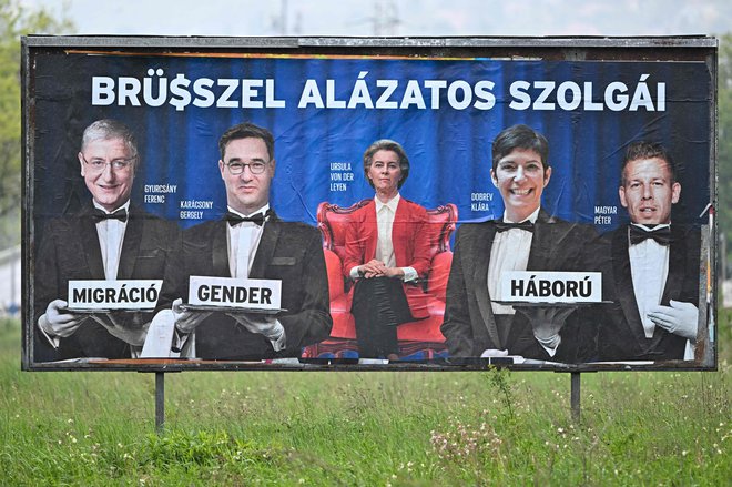 Madžarski Fidesz v kampanji blati opozicijske politike, češ da so le podaljšana roka predsednice evropske komisije Ursule von der Leyen. FOTO. Attila Kisbenedek/AFP