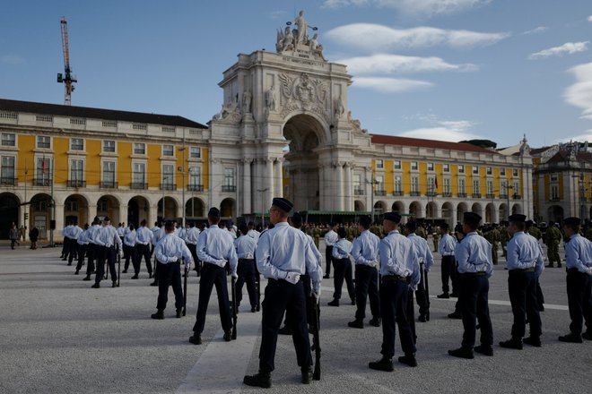 Portugalski vojaki se pripravljajo na slovesnost ob 50. obletnici nageljnove revolucije. FOTO: Pedro Nunes/Reuters