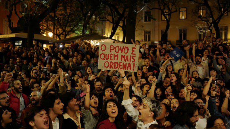 Fotografija: Portugalci so na predvečer obletnice nageljnove revolucije prepevali pesem Grândola, Vila Morena. FOTO: Pedro Nunes/Reuters