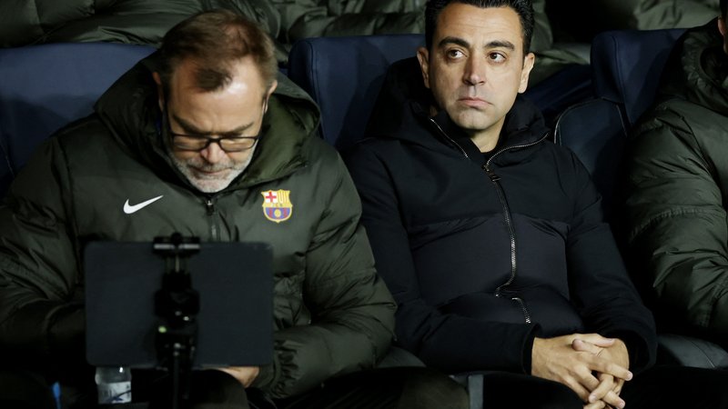 Fotografija: Xavi bo tudi v prihodnje sedel na katalonski klopi. FOTO: Albert Gea/Reuters