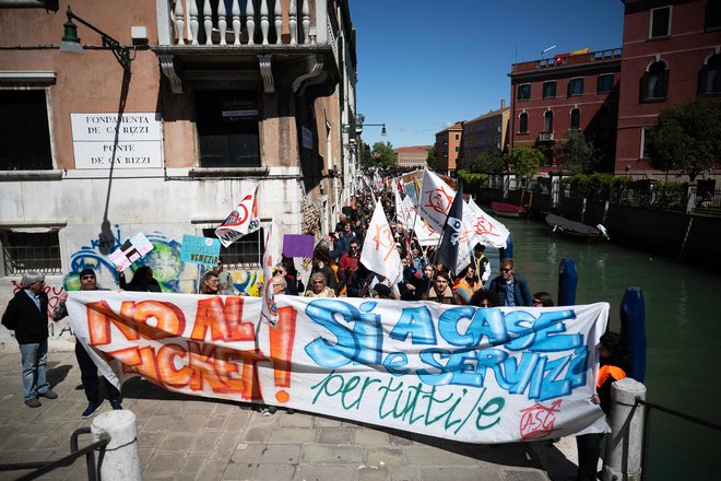 Ne vstopninam, da stanovanjem in storitvam za vse, je sporočal eden od transparentov. FOTO: Marco Bertorello/AFP