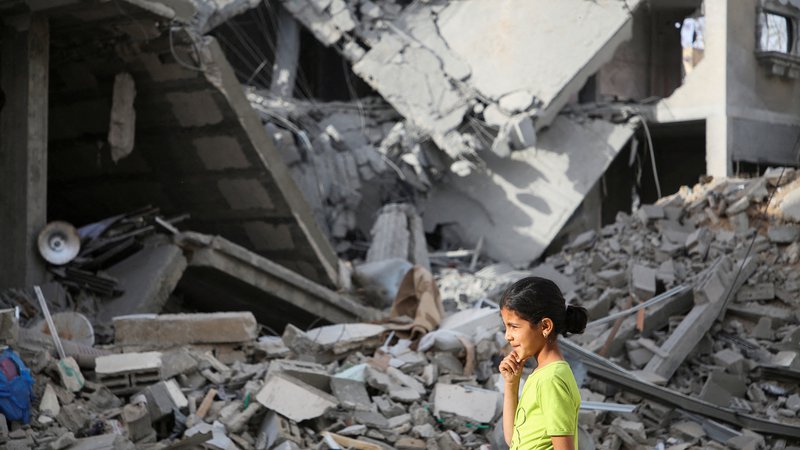 Fotografija: Človeški napaki, ki se že desetletja dogaja ob izraelski okupaciji Gaze, se je z vojno proti Hamasu pridružila še tehnična napaka. Večina ubijanja je vodenega s pomočjo umetne inteligence.

FOTO: Hatem Khaled/Reuters