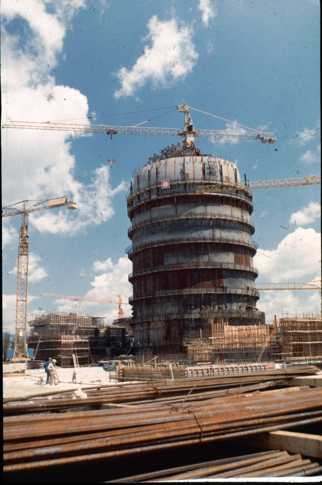 Pogodba za izgradnjo Nuklearke Krško je bila podpisana avgusta 1974, temeljni kamen pa postavljen 1. decembra 1974. FOTO: PR Jedrska elektrarna Krško