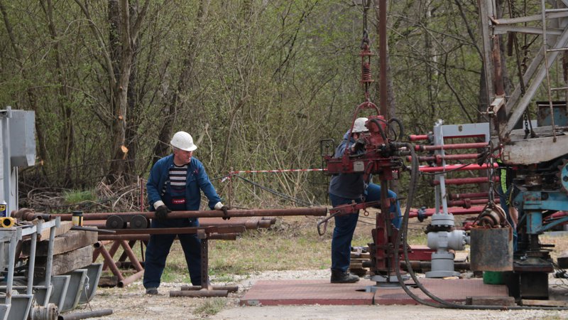 Fotografija: V severovzhodni Sloveniji je več kot 250 vrtin, pretežno so služile iskanju in črpanju nafte in plina, zdaj pa tudi topli vodi. FOTO: Jože Pojbič/Delo