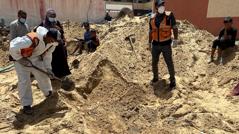 Fotografija: Pod ruševinami so tudi trupla in neznano število neeksplodiranih ubojnih sredstev. FOTO: Doaa Rouqa/Reuters