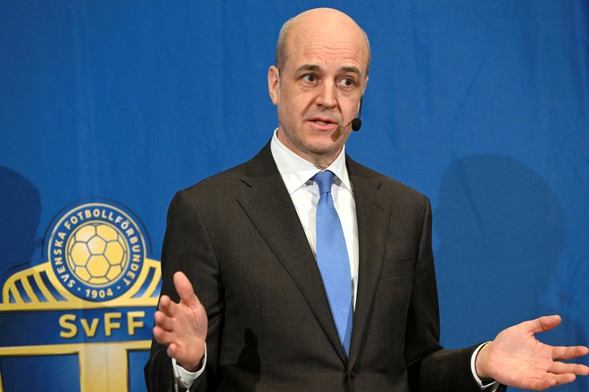 Nekdanji švedski predsednik vlade in zdaj predsednik krovne nogometne organizacije Fredrik Reinfeldt je dal zeleno luč za stop VAR. FOTO: Henrik Montgomery/Tt News Agency Via Reuters