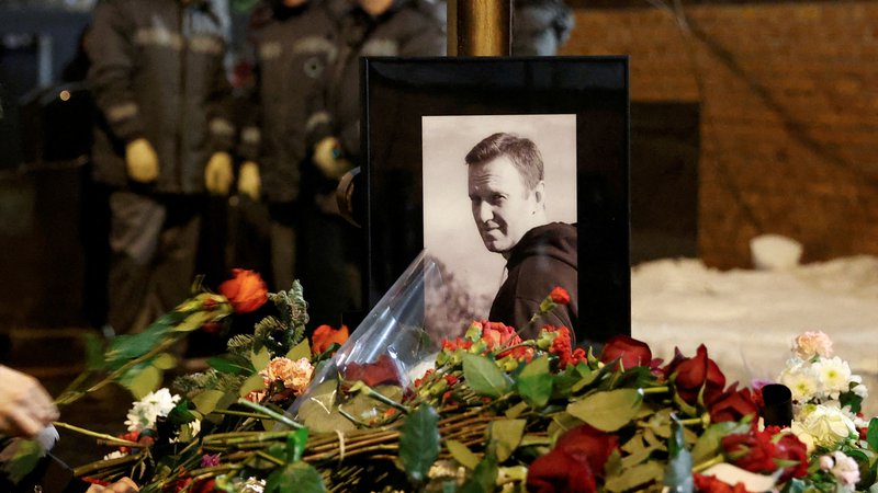 Fotografija: Navalnega so pokopali v Moskvi. Njegovega pogreba se je udeležila množica ljudi, FOTO: Stringer Reuters