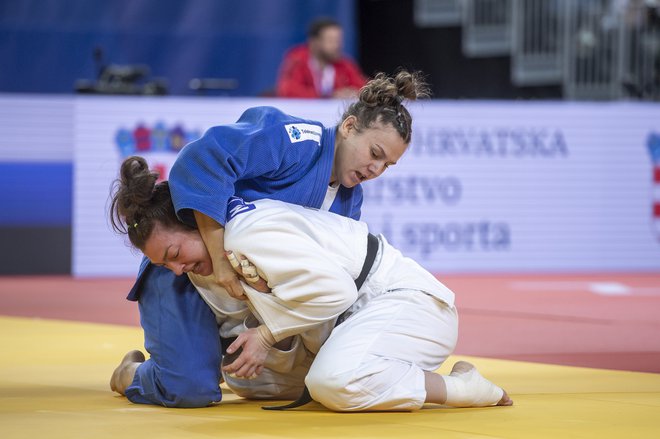 Metka Lobnik v modrem kimonu je imela glasno podporo s tribun. FOTO: Darko Petelinšek/JZS