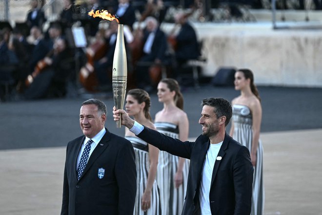 Predsednik pariškega organizacijskega komiteja Tony Estanguet je prevzel olimpijsko baklo FOTO: Aris Messinis/AFP