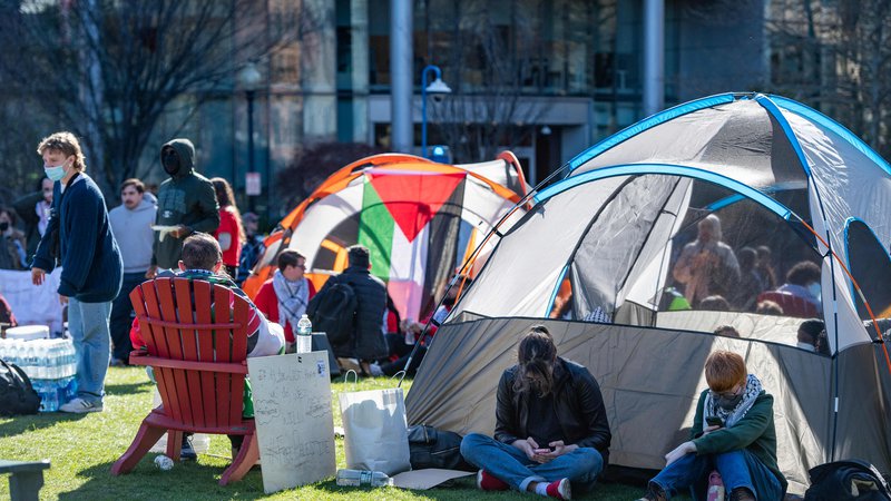 Fotografija: Propalestinski protestniki so se zbrali v taboru pred univerzo v Bostonu. FOTO: Joseph Prezioso/AFP
