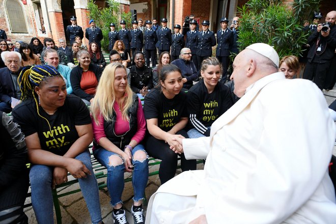 Najprej se je srečal z zapornicami na otoku Giudecca, ki so z različnimi umetniki letos sodelovale v projektu vatikanskega paviljona. Foto Reuters