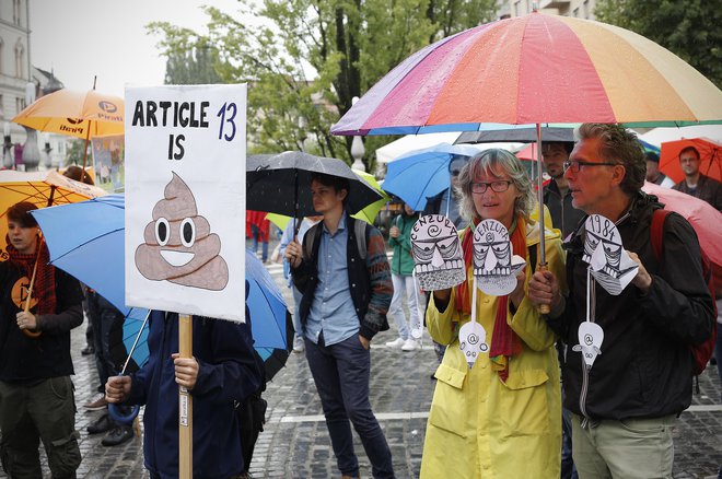 V dežju je bilo kar nekaj očitkov proti politiki. FOTO: Blaž Samec/Delo