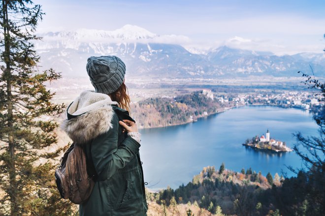 Pohodi v hribe pozimi ponujajo izjemne razglede, a tudi pasti, na katere je treba biti pripravljen. FOTO: Shutterstock