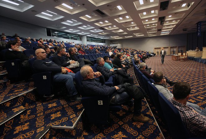 Dvodnevni strokovni seminar je pritegnil v Portorož približno 500 nogometnih trenerjev, ki so bili prvi dan bolj &raquo;pridni&laquo; študentje kot dan zatem. FOTO: Mavric Pivk/Delo