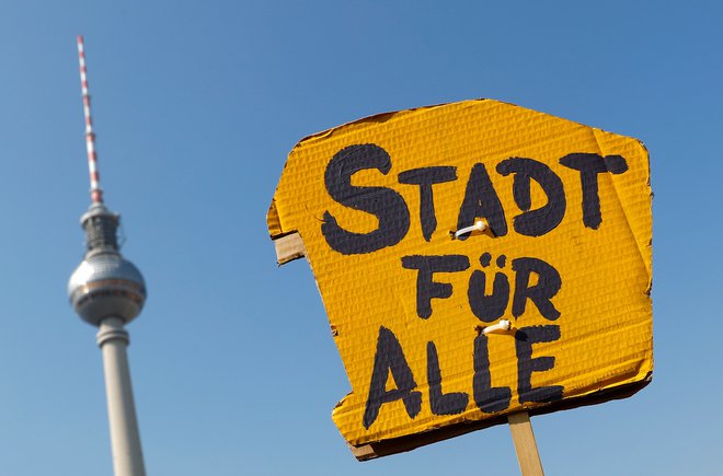 Transparent z napisom &quot;Mesto za vse&quot; v Berlinu. FOTO: Fabrizio Bensch/Reuters