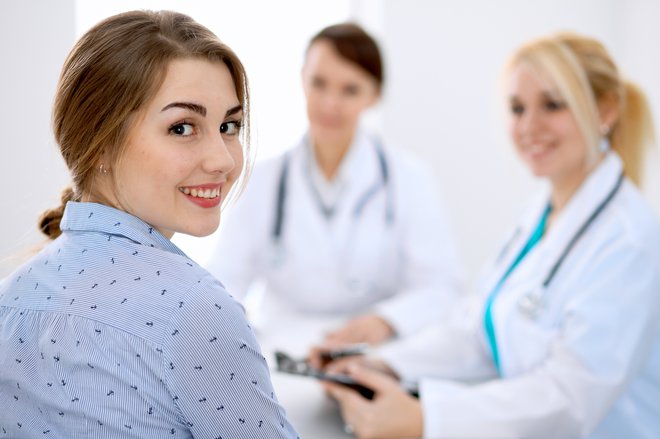 Pri zdravniku boste hitreje na vrsti z zdravstvenim zavarovanjem, ki vam krije stroške zdravljenja pri zasebniku. Foto: Shutterstock