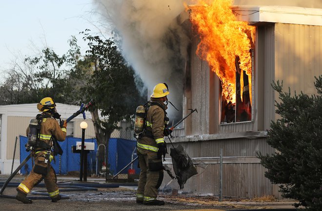 Po potresu je v Ridgecrestu prišlo tudi do požara. FOTO: Mario Tama/AFP