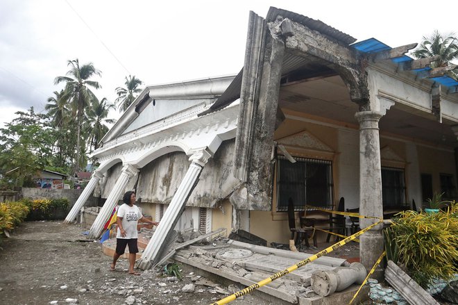 Nekaj šibkejši potres je že včeraj prestrašil prebivalce otoka Mindanao na jugu Filipinov. FOTO: Erwin Mascarinas/AFP