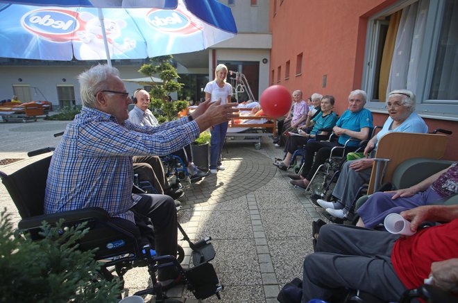 Zaradi nezadostnega financiranja bivalne razmere v domovih postajajo nečloveške. To velja tudi za delovne razmere zaposlenih, ki za veliko boljše plačilo odhajajo na enako delo v tujino, opozarjajo v društvu Srebrna nit.<br />
Foto Tadej Regent