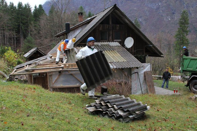 Darko Kuzmič je prepričan, da mu brunarice ne bi smeli porušiti. FOTO: Boštjan Fon