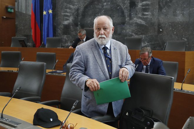 Peter Jožef Česnik kot nekdanji izseljenec dobro ve, kako je, ko moraš z enim kovčkom po svetu. FOTO: Leon Vidic/Delo