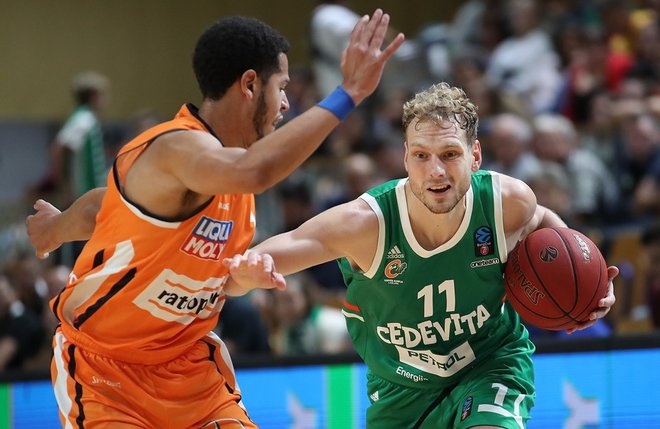 Novi kapetan ljubljanskega moštva Jaka Blažič tako kot večina njegovih soigralcev še ni pri metu; izkoristil je tri od dvanajstih. FOTO: Cedevita Olimpija