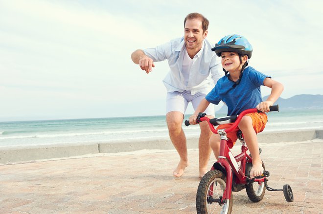 Pri učenju vožnje s kolesom se moramo zavedati, da ni vprašanje, če bo otrok padel, ampak kdaj bo padel. Foto: Shutterstock