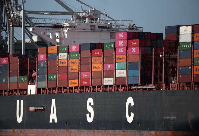 Tudi prvo mesto na področju pomorskih storitev za Veliko Britanijo ni (več) samoumevno. Na fogografiji je kontejnerska ladja v pristanišču Southampton.<br />
FOTO: Reuters