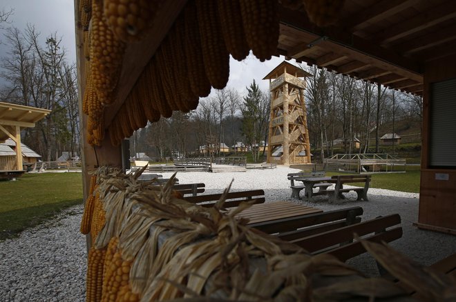 Tudi razgledni stolp v Eko resortu, na katerega se lahko hkrati povzpne do 120 ljudi, je postavljen brez dovoljenja. FOTO: Matej Družnik/Delo