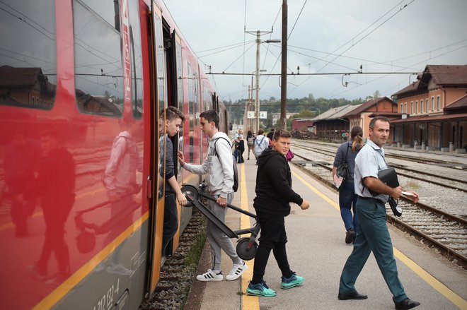 Iz Kranja so vlaki pogosto prenapolnjeni. FOTO: Jure Eržen/Delo