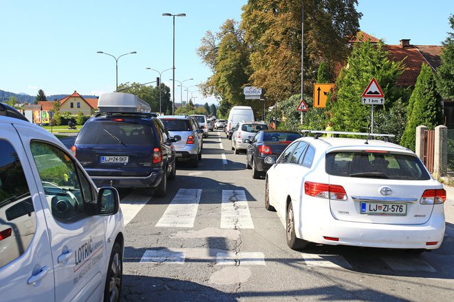 V križišču s Kosmačevo se Celovška pri Jelenu zoži v dvopasovnico. FOTO: Tomi Lombar/Delo