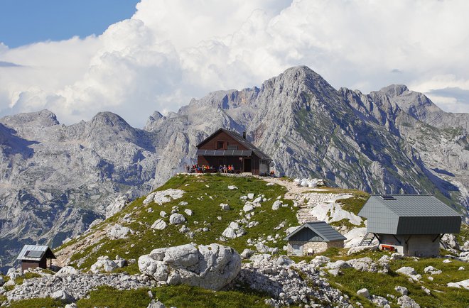 Zasavska koča na Prehodavcih (PD Radeče) na 2071 metrih idilično kraljuje v osrčju Julijskih Alp. FOTO: Dan Briški