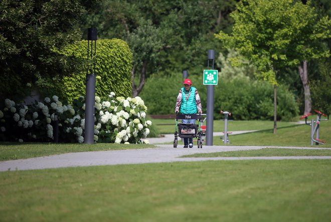 Danes se lahko sprehajaš sam, že jutri pa lahko pristaneš v bolniški postelji. Foto Tadej Regent