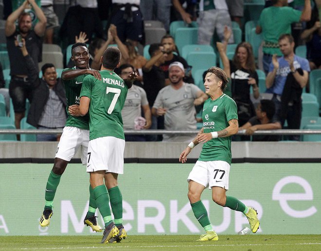 Eric Boakye, Luka Menalo, Stefan Savić in drugi zeleno-beli bodo imeli v mladih in sproščenih Celjanih sila zahtevne tekmece. FOTO: Mavric Pivk/Delo