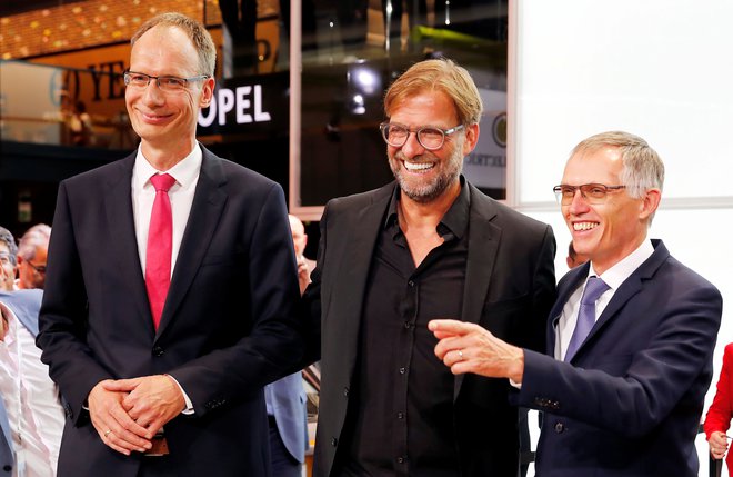 Direktor Opla Michael Lohscheller, trener nogometnega moštva Liverpool Jurgen Klopp in predsednik uprave skupine PSA Carlos med ogledom avtomobilske razstave v Frankfurtu.<br />
Foto Reuters