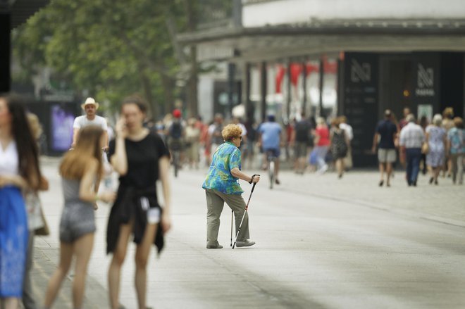 Hoja je drugi najpogostejši način premikanja v slovenskih naseljih, njen delež v prometu pa se kljub temu že več desetletij zmanjšuje. FOTO: Leon Vidic