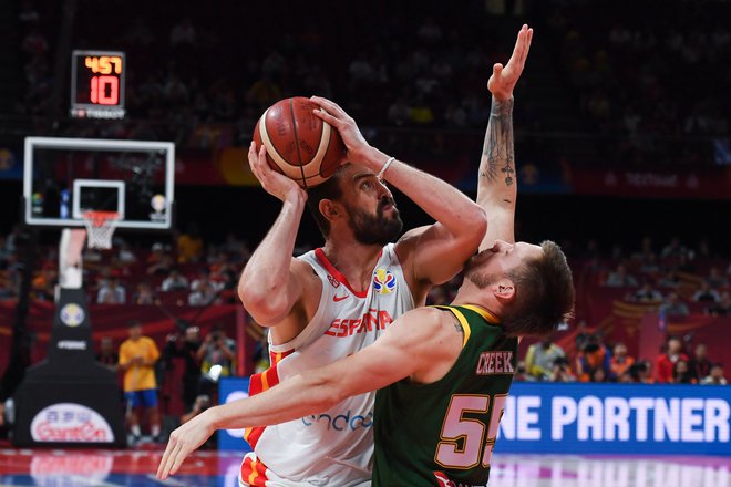 Marc Gasol si je proti Avstralcem pomagal tudi s trdimi prijemi. FOTO: AFP