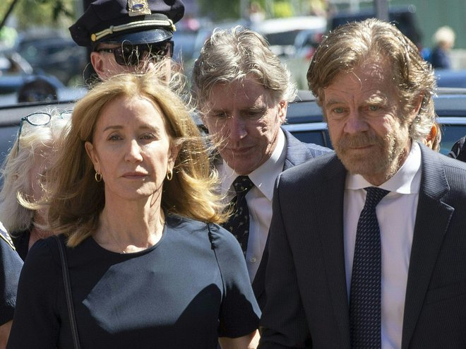 Felicity Huffman z možem Williamom H. Macyjem pred sodiščem v Bostonu. FOTO: Joseph Prezioso/AFP