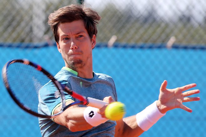 Aljaž Bedene je zanesljivo ugnal Mohameda Karima Maamouna. FOTO: Tomi Lombar