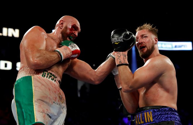 Tyson Fury (na fotografiji levo) se je moral zelo potruditi za zmago nad Ottom Wallinom. FOTO: Reuters