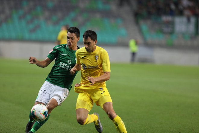 Luka Menalo (levo) se je tudi v nedeljo vpisal med strelce, a Olimpija je doma osvojila le točko.FOTO Voranc Vogel/Delo