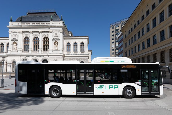 Hibridni avtobus mercedes-benz citaro NGT hybrid, ki uporablja zemeljski plin in ima električni generator &ndash; motor moči 14 kW.<br />
Foto Blaž Pogačar