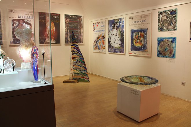 Razstavo dopolnjuje 43 plakatov, ki so jih oblikovali ob razstavah Muzeja antičnega stekla v Zadru.