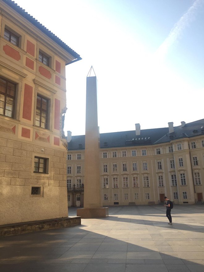 Znameniti Plečnikov obelisk na dvorišču praškega gradu pri cerkvi sv. Vida. Foto: Tanja Jaklič