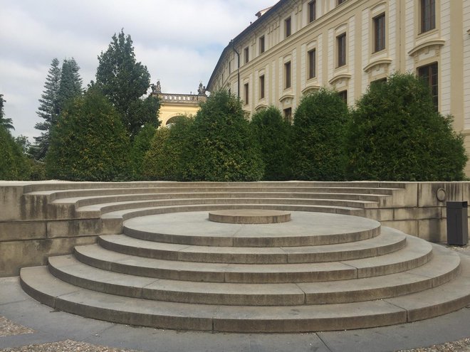 Četrto dvorišče na praškem gradu s prepoznavnim podpisom slovenskega arhitekta. Foto: Tanja Jaklič