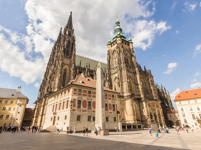 Znameniti Plečnikov obelisk na dvorišču praškega gradu Foto: Turizem Praga