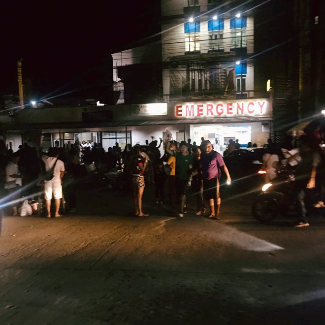 Bolnišnico v mestu Kidapawan so morali evakuirati. FOTO: Raprap Rafael Via Reuters