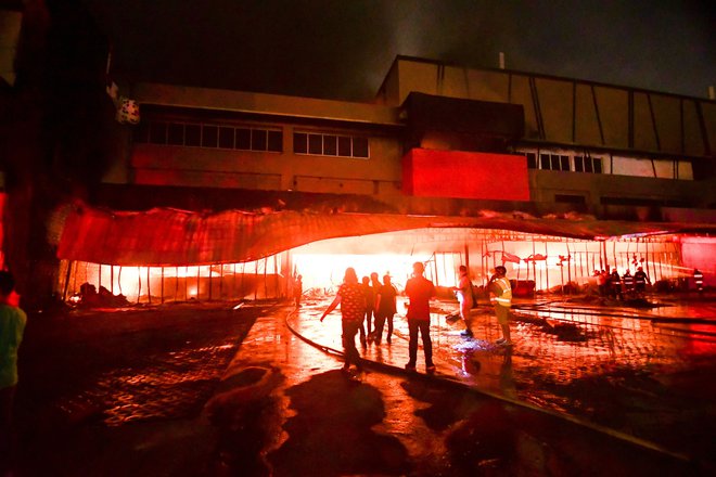 V mestu General Santos je po potresu izbruhnil požar v nakupovalnem središču. FOTO: Edwin Espejo/AFP