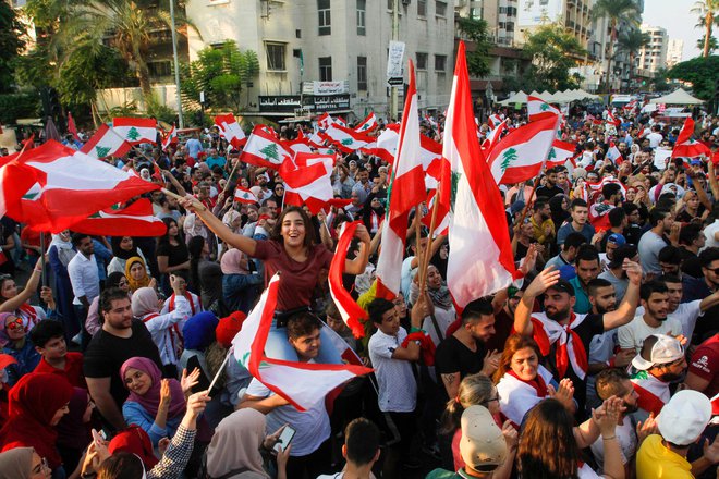 Prebivalci Libanona so na množičnih demonstracijah spomnili na revščino in korupcijo v državi. FOTO: Mahmoud Zayyat/AFP