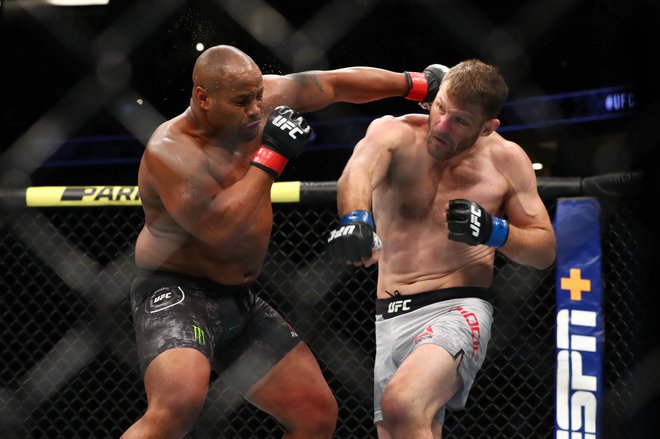 Daniel Cormier (levo) je moral avgusta letos po hudem boju priznati premoč Stipetu Miočiću. FOTO: AFP